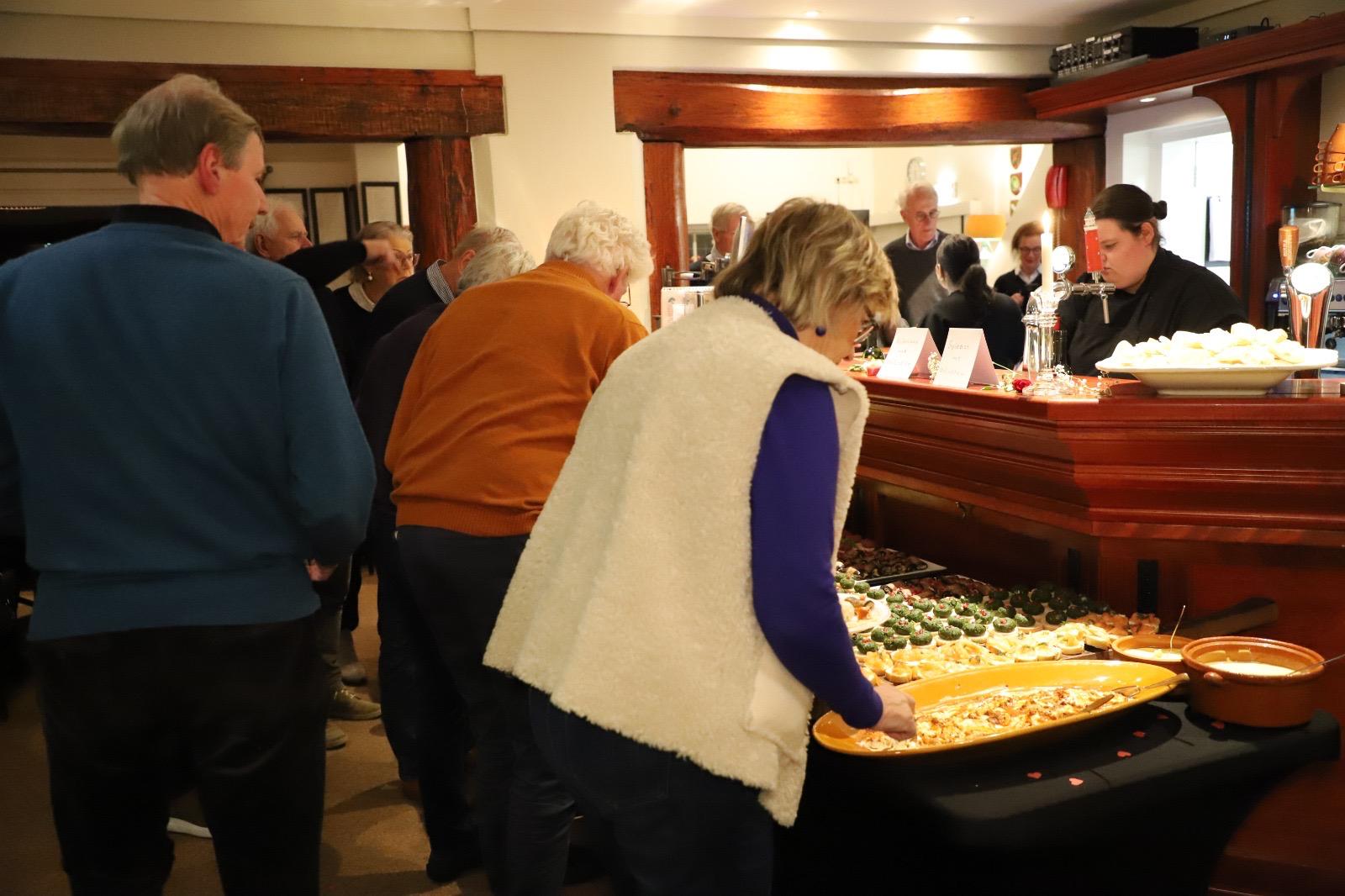 Gasten genieten van het buffet