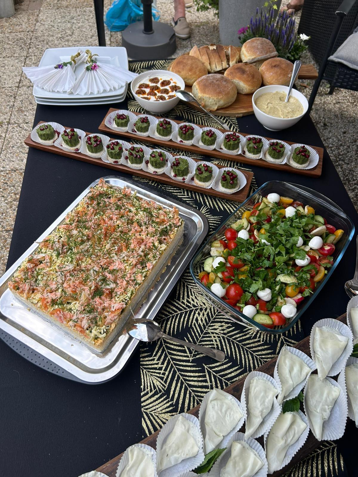 Een gedekte tafel in de tuin