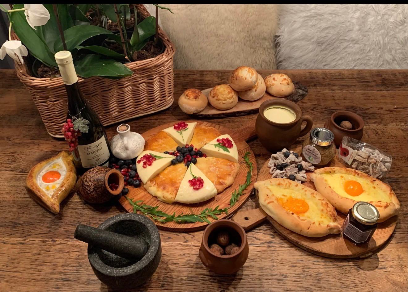 Georgische tafel vol gerechten bij mensen thuis