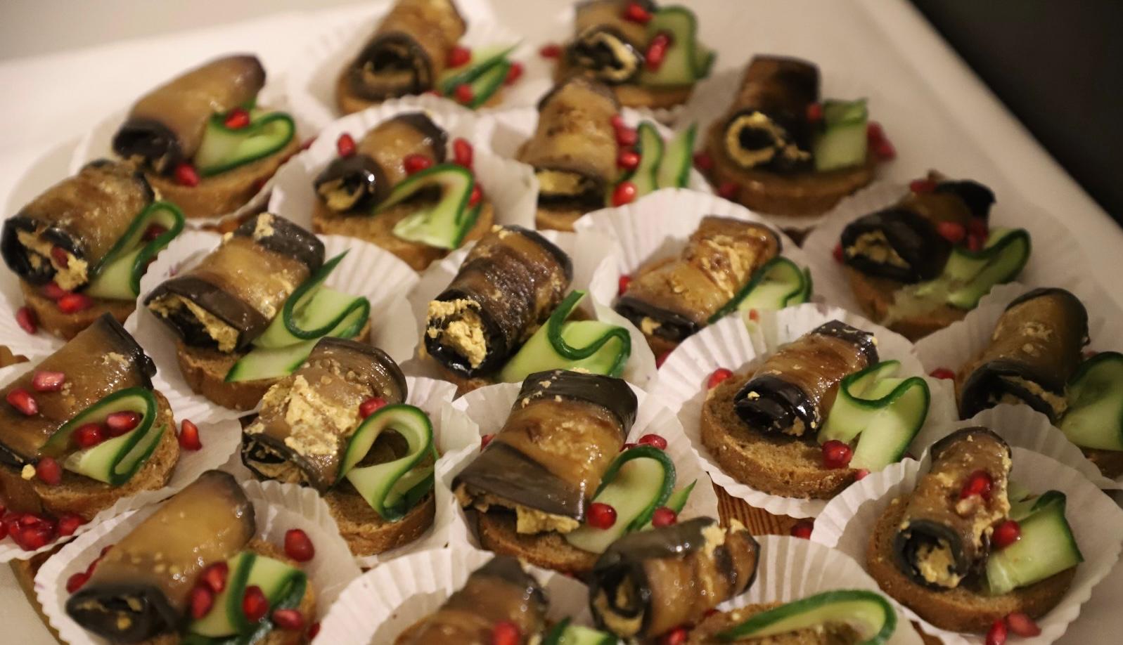 Badrijani: aubergine-rolletjes met walnoot en granaatappel