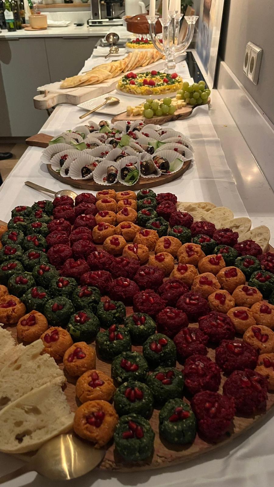 Buffettafel met Georgische hapjes, vers brood en kaarsen